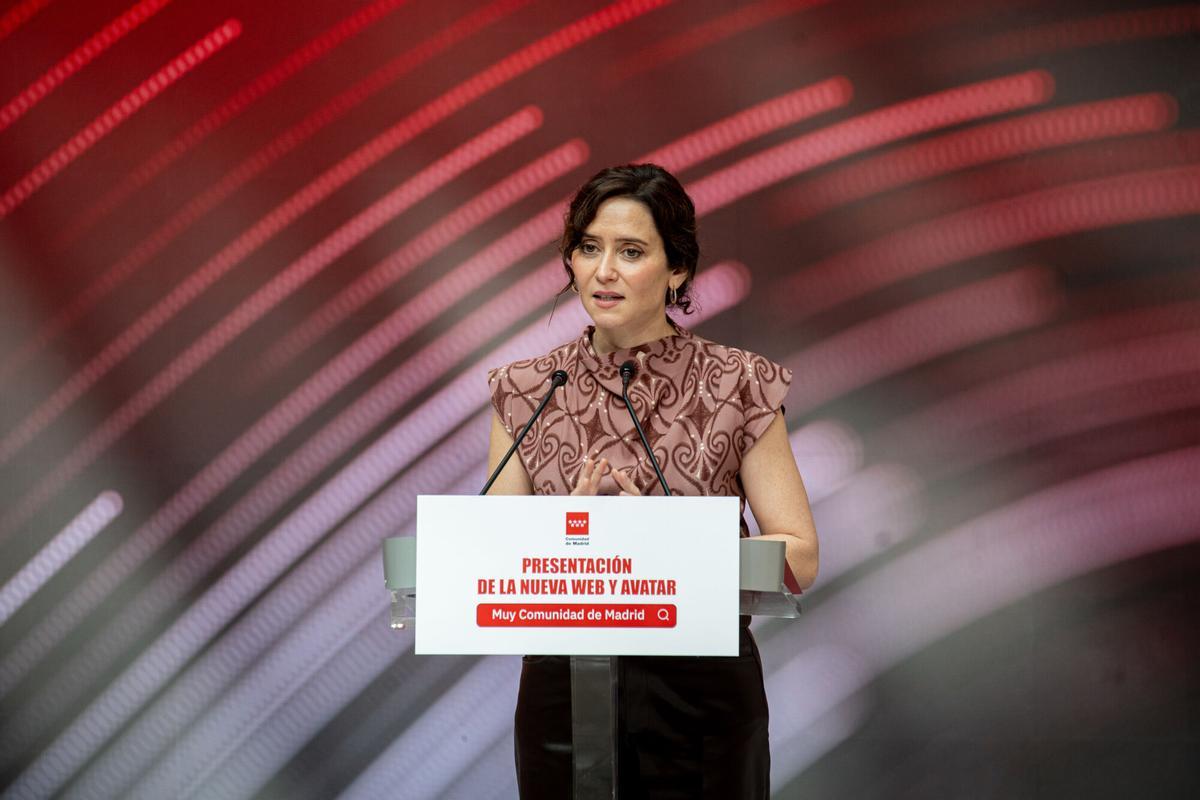 La presidenta de la Comunidad de Madrid, Isabel Díaz Ayuso, presenta el avatar SOL, a 28 de abril de 2026, en Madrid (España). El avatar SOL creado con Inteligencia Artificial para responder consultas de los ciudadanos desde la página web institucional, que también ha sido rediseñada con un formato más moderno e intuitivo. 28 ABRIL 2026 Gabriel Luengas / Europa Press 28/04/2026. Isabel Díaz Ayuso;Gabriel Luengas
