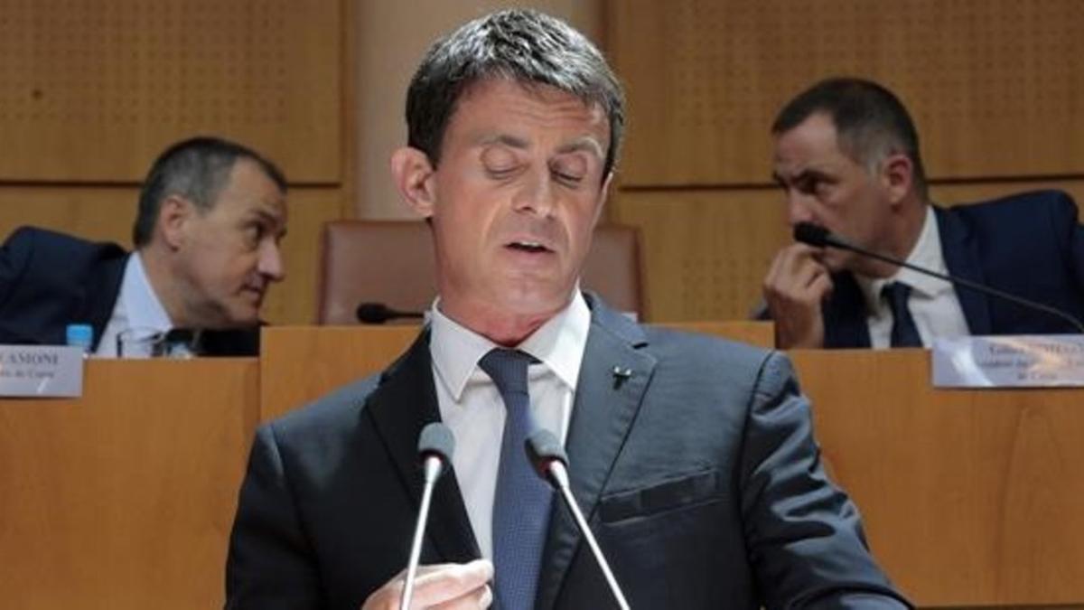 Manuel Valls habla ante la Asamblea corsa.