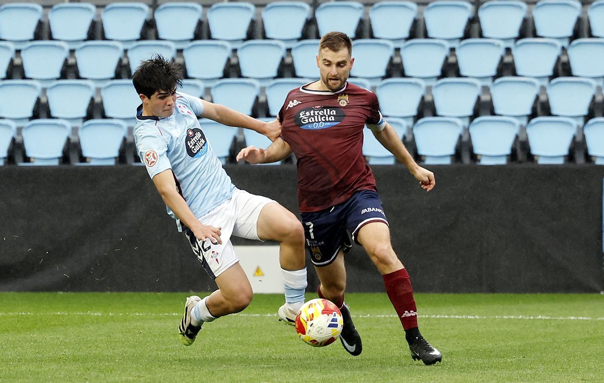 Disputa del balón entre jugadores del Celta Fortuna y del Pontevedra en Balaídos