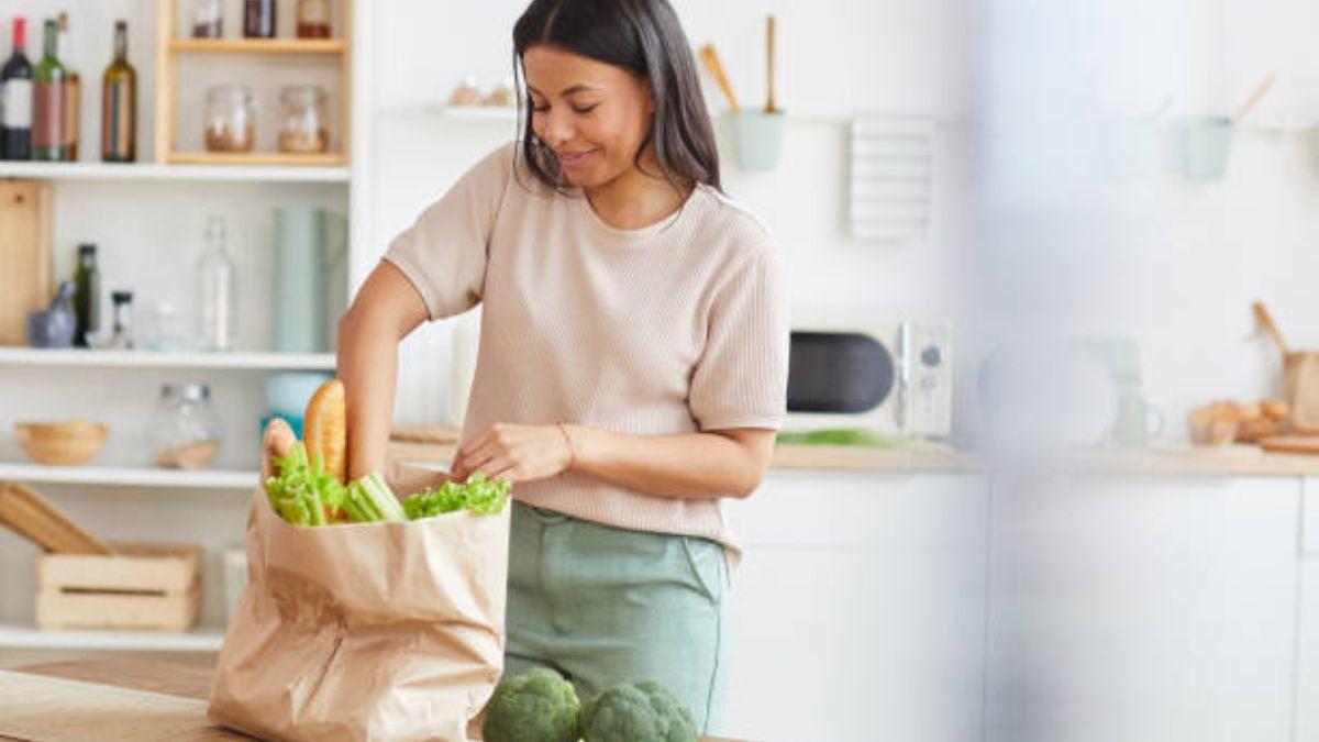 Una persona deshaciendo la compra