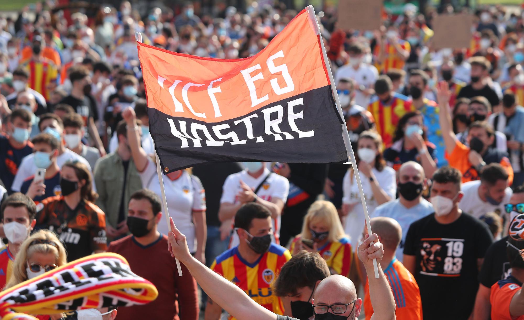 Las imágenes de la marcha de la afición valencianista contra Lim