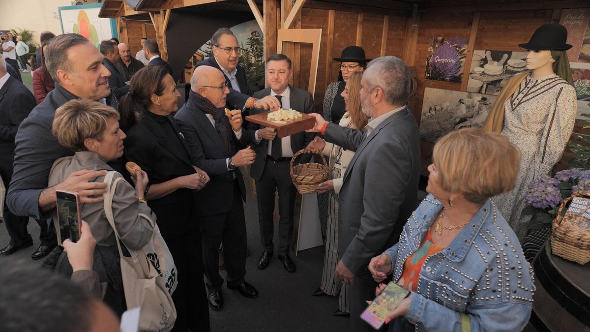 Elena Máñez, Carlos Ester, María del Carmen Rosario, Antonio Morales, Felipe Afonso, Teodoro Sosa,  Nayra Pérez, Alfredo Gonçalves y Rita Ramos (derecha), degustando queso de Guía en Enorte.