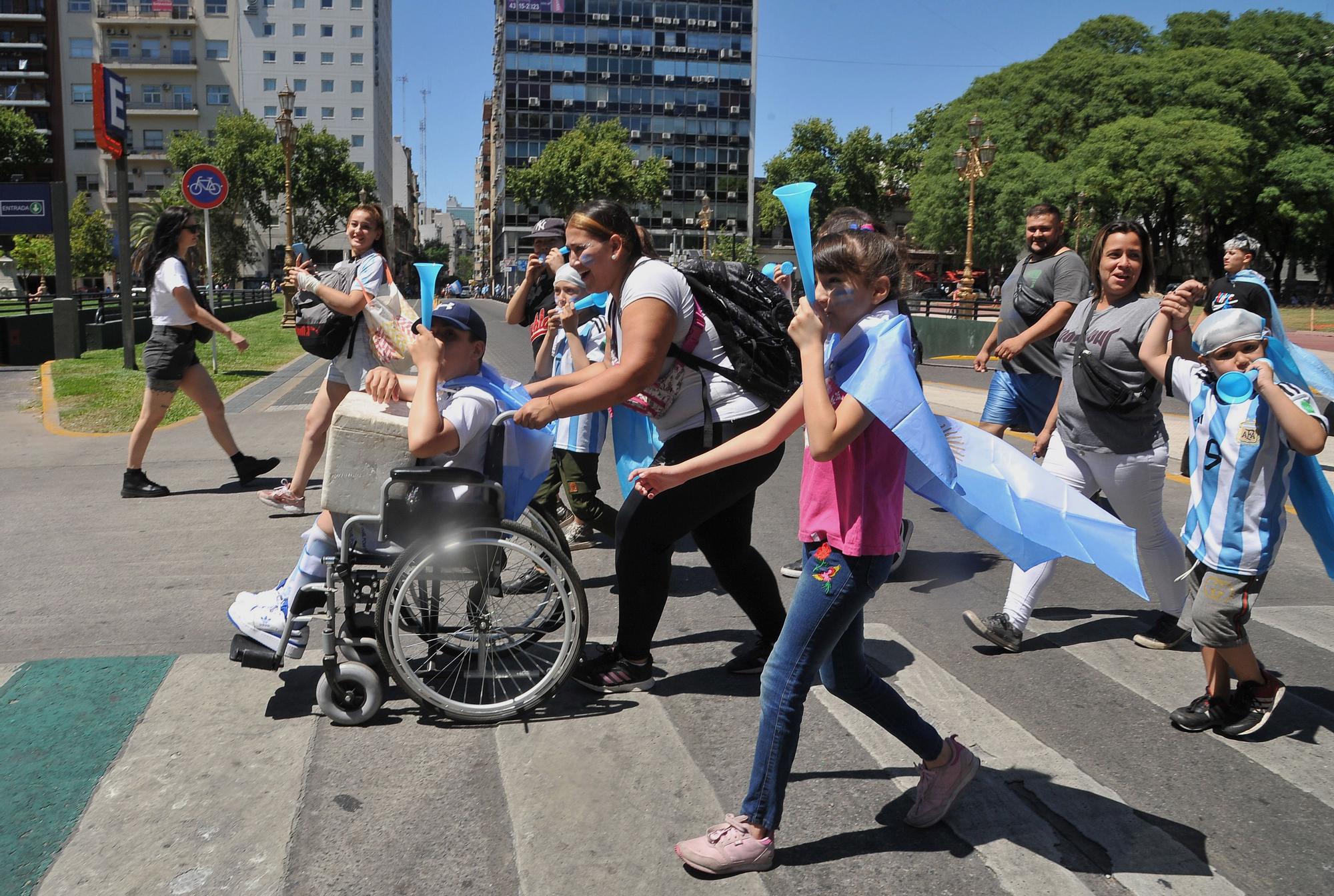 Seguidores de la selección argentina se preparan para celebrar junto a los jugadores