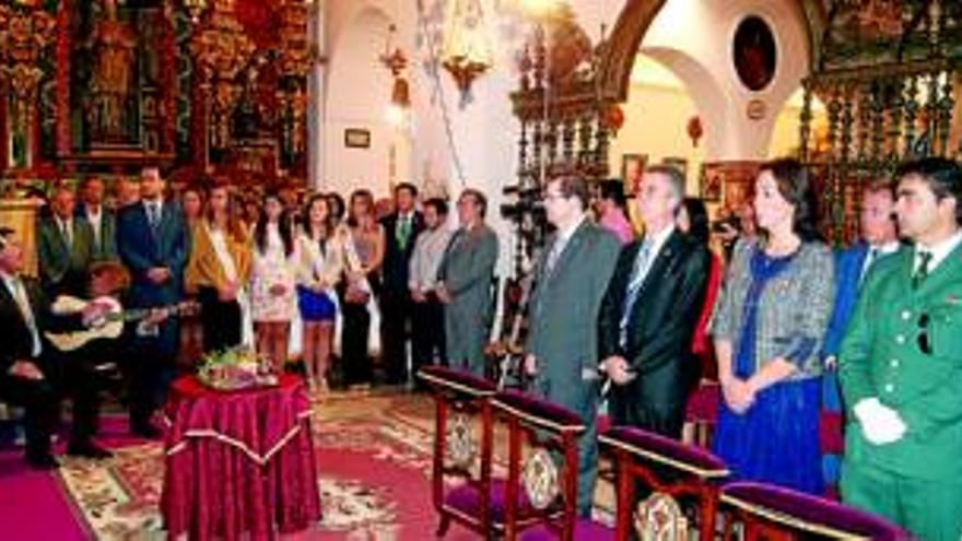 María Luisa Ceballos ofrenda en el Real Santuario los frutos a la Virgen de Araceli