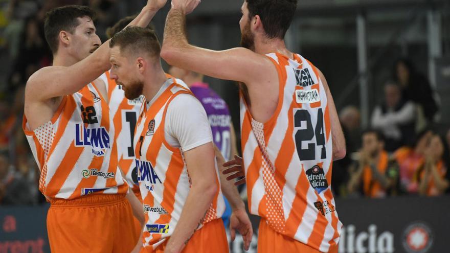 Aleix Font, Ingus Jakovics y Sean McDonnell, tras el partido contra el Valladolid.