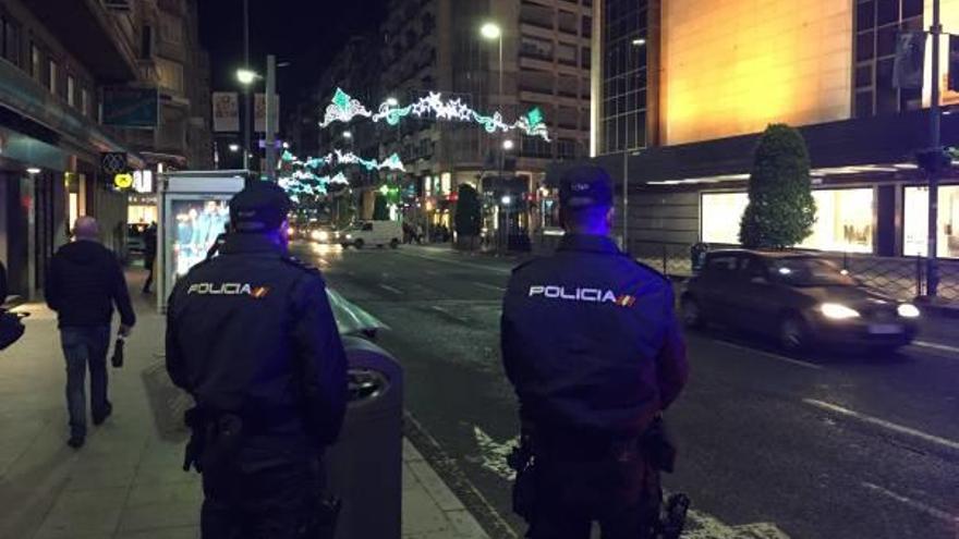 Dos policías nacionales vigilando en la avenida Maisonnave.