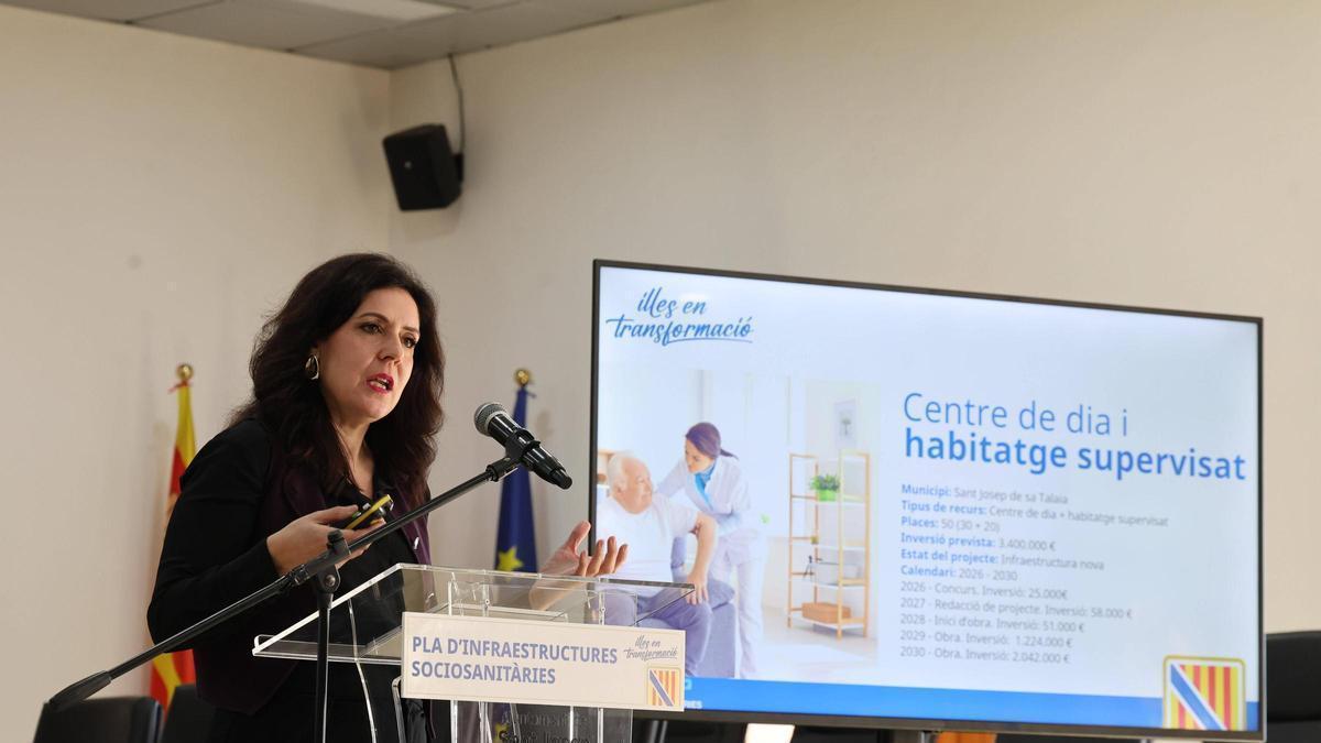 La consellera de Bienestar Social, Sandra Fernández, anuncia la construcción de viviendas supervisadas en Ibiza.