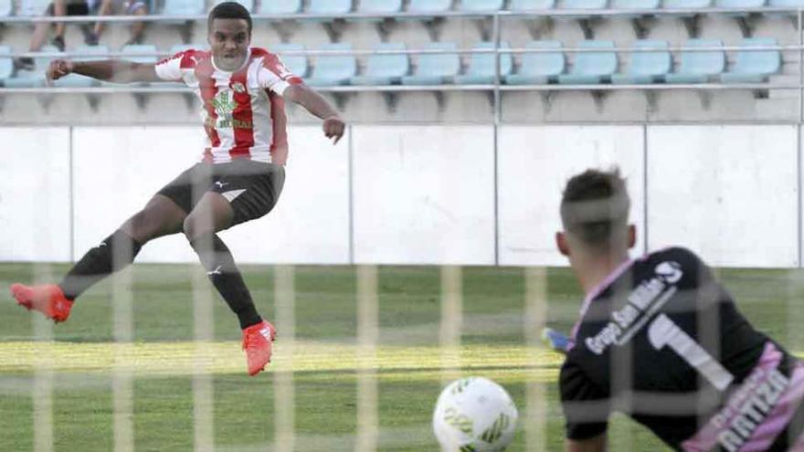 Raly Cabral prueba al portero del Cristo Atlético, ayer.