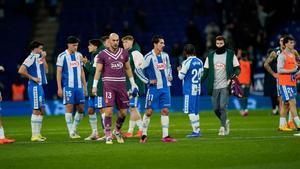 Los jugadores del Espanyol tras perder contra el Alavés
