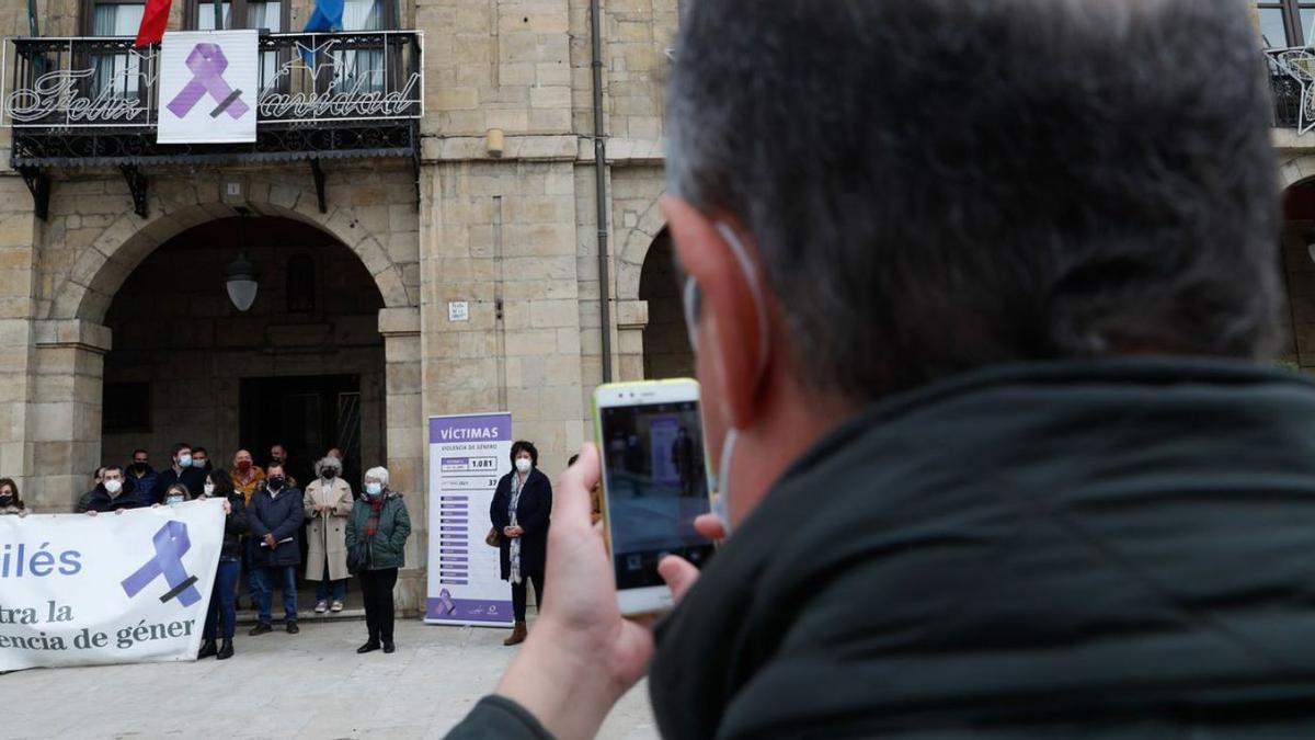 Participantes en una concentración contra la violencia machista en Avilés. | Mara Villamuza