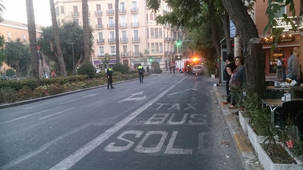 Incendio de un coche en la plaza de España