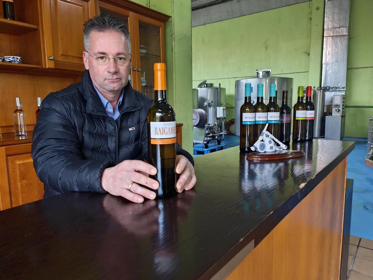 Juan Pena, con una botella de Raigames, en 2025.
