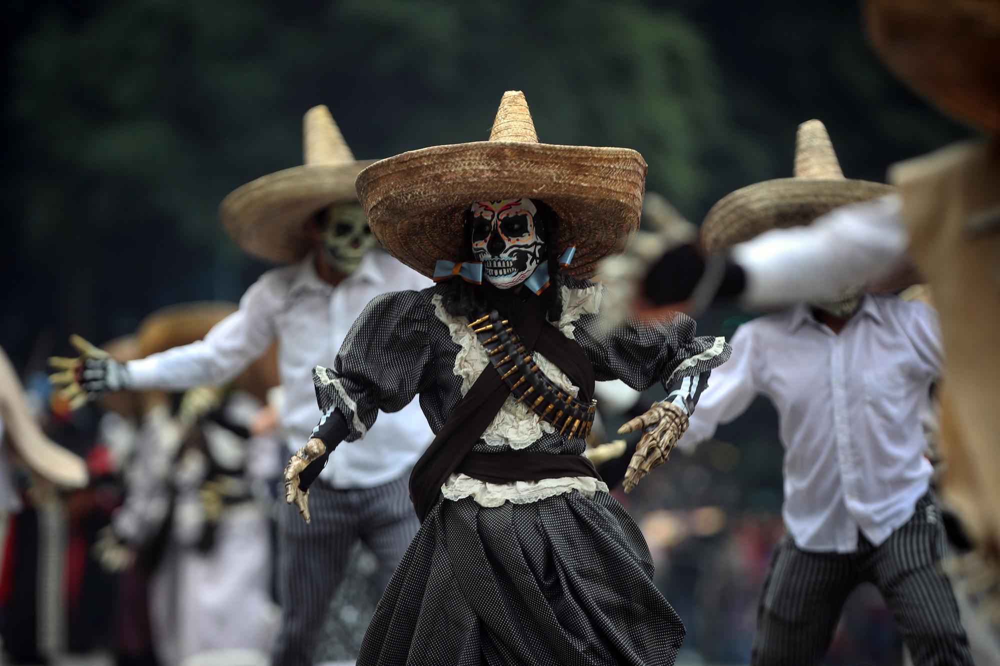 Desfilan previo al Día de Muertos en Ciudad de México