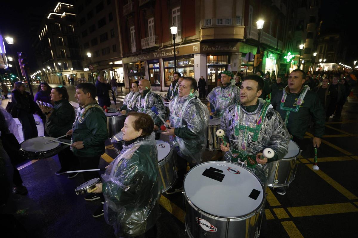 El pasacalles para abrir el Carnaval de Gijón, en imágenes
