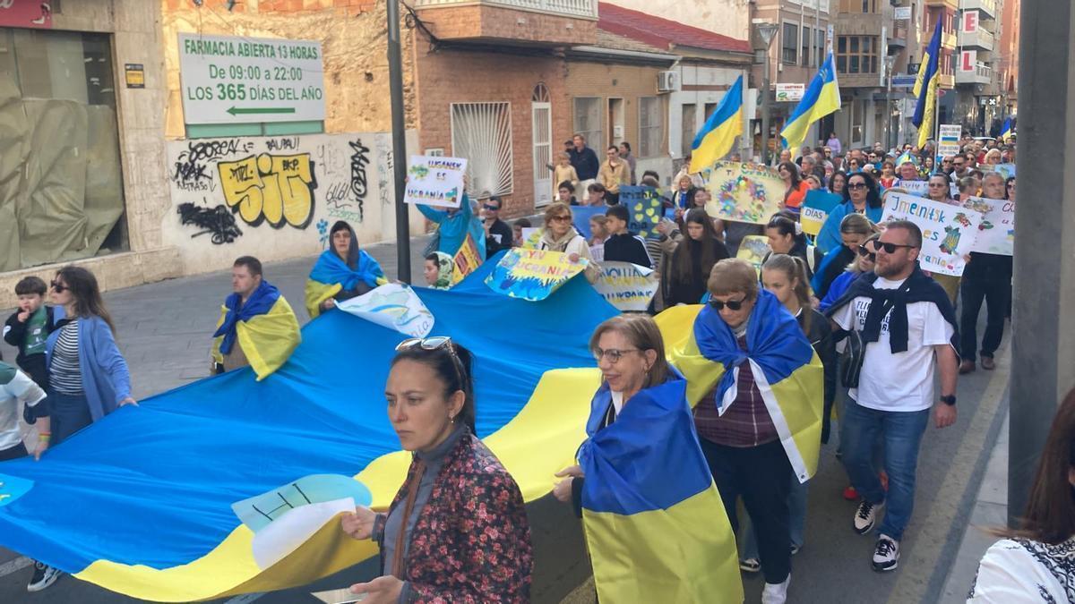 La comunidad ucraniana en Torrevieja sale a la calle para denunciar cuatro años de invasión rusa