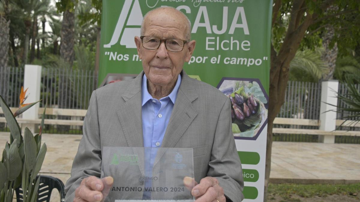 Pedro Pascual posa con el premio concedido por Asaja