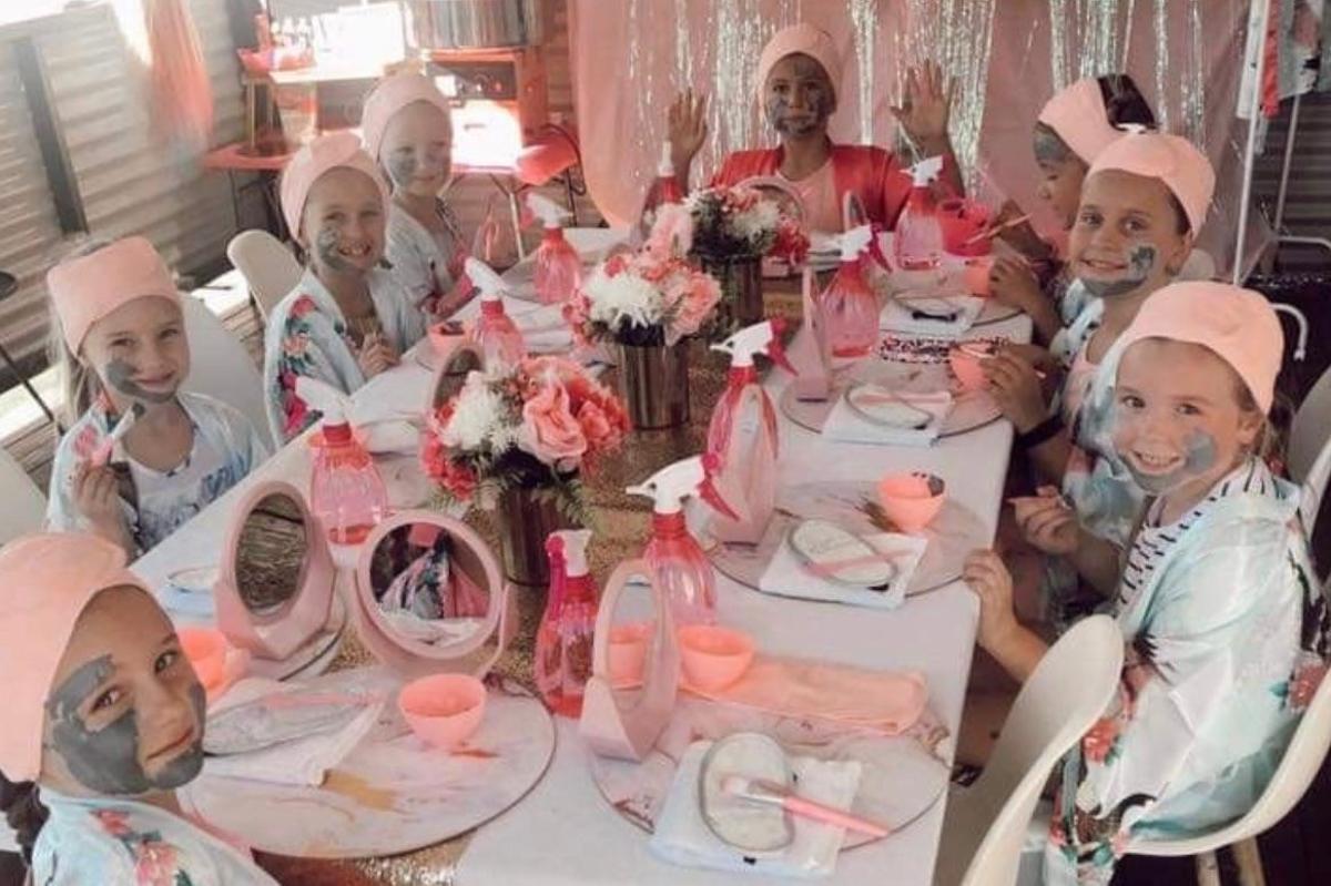 Niñas disfrutando de una fiesta de belleza en Cáceres.