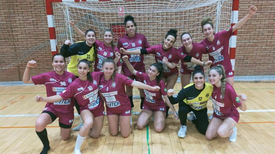 El Itea Córdoba de balonmano celebra la victoria en la cancha del Parla.