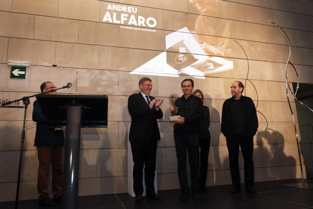 Entrega del premio Julio González a Andreu Alfaro