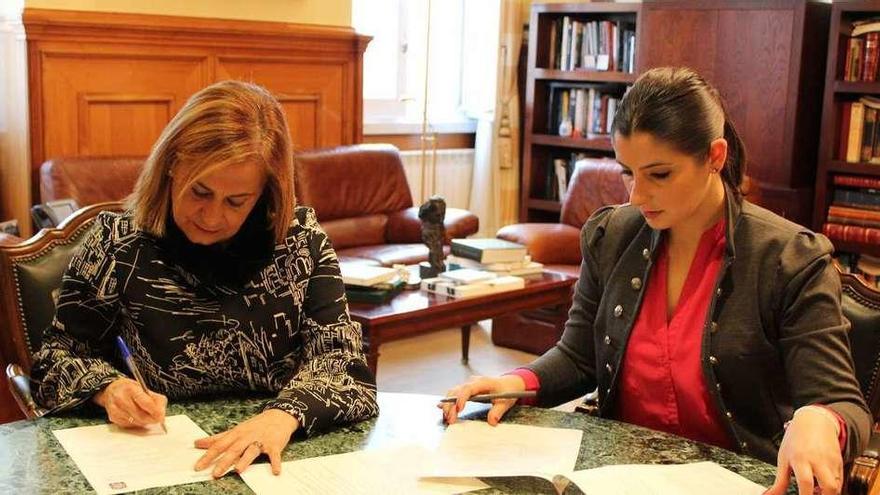 Carmela Silva y Leticia Santos firman el convenio, ayer, en la Diputación. // FdV