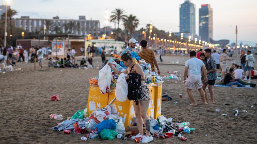 Limpieza de la playa de Barcelona tras la verbena de Sant Joan