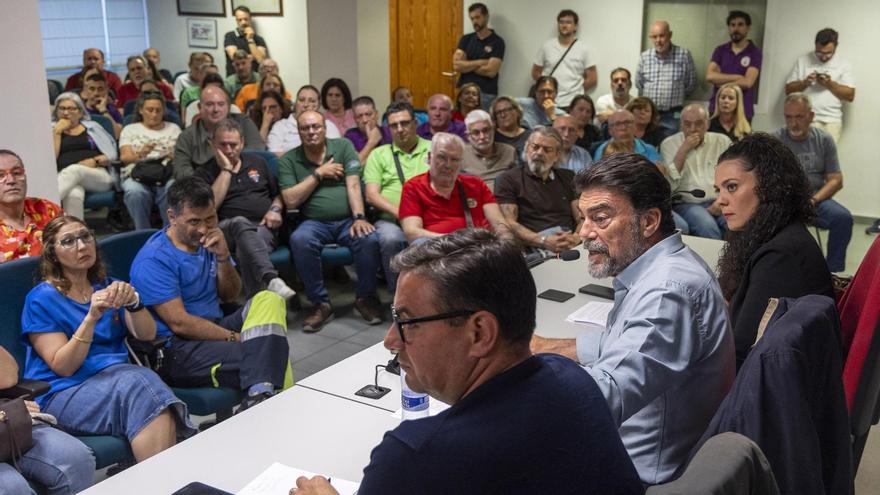 El alcalde calma los ánimos de los festeros con el compromiso de impulsar una modificación 
