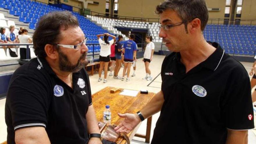 El técnico, Esteban Roig, a la derecha de la imagen, conversa con el presidente, Toni Navarro.