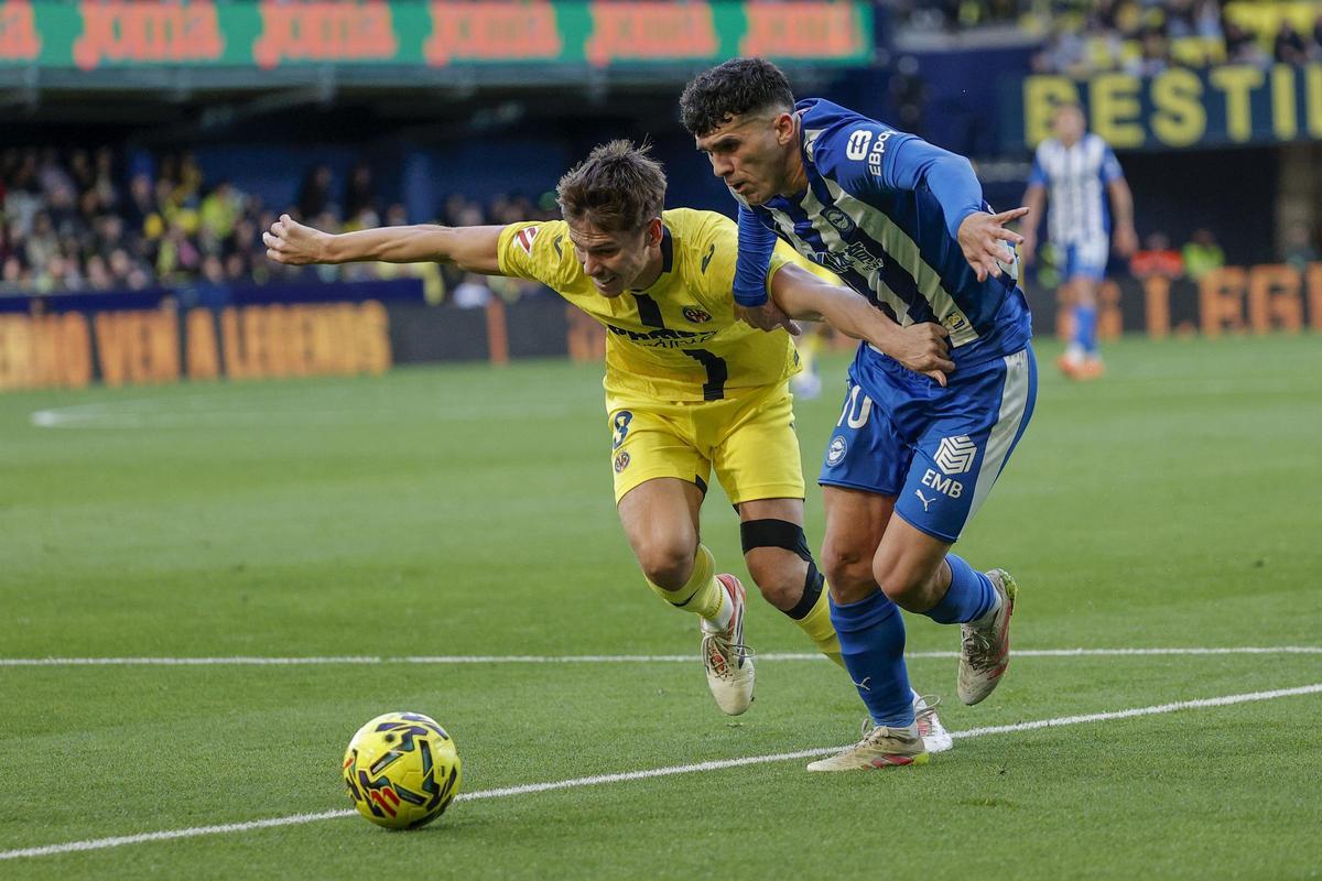 Foyth se mide ante Aleñá en el Villarreal-Alavés.