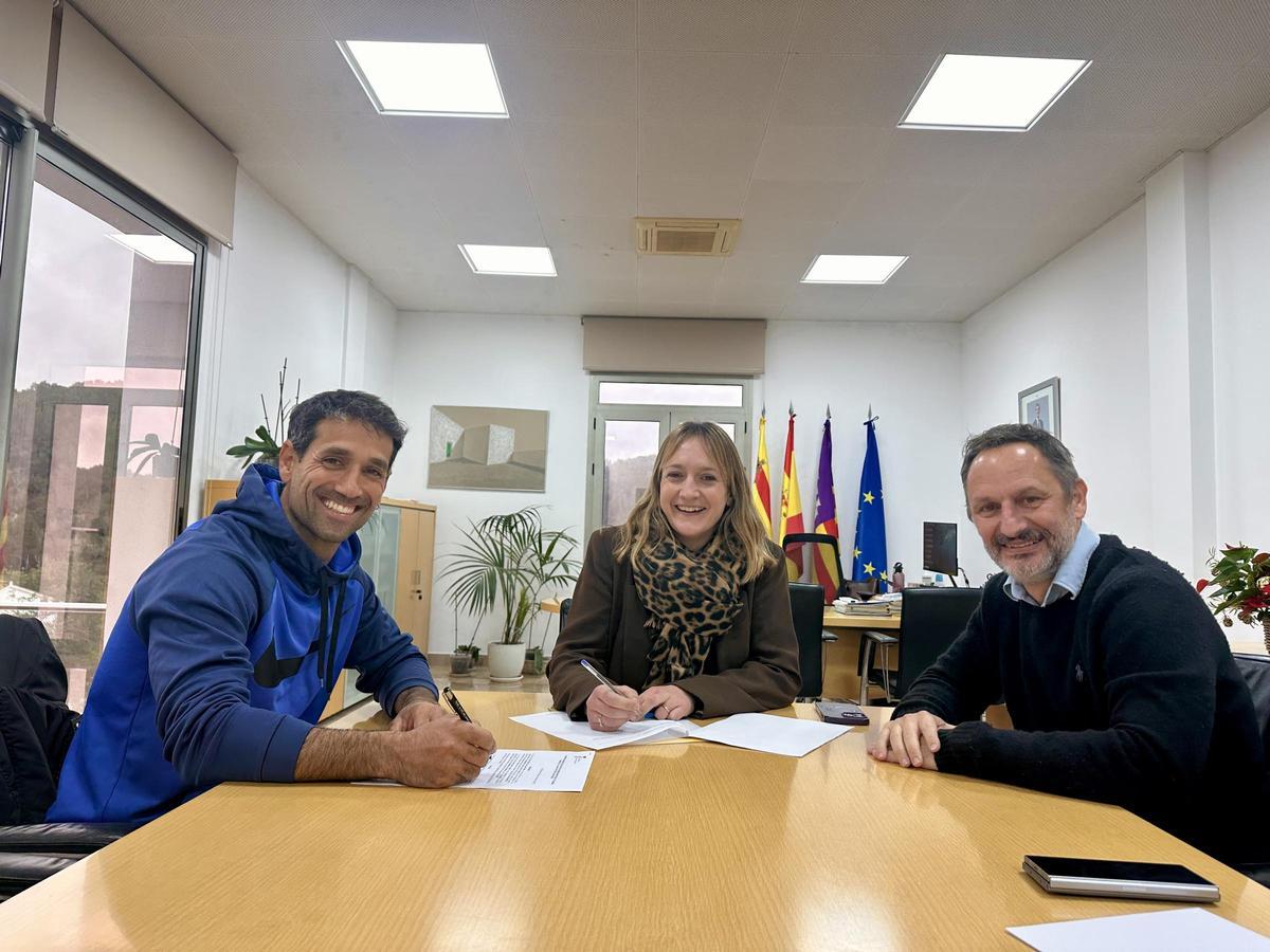 Imagen del momento de la firma para la cesión de los terrenos