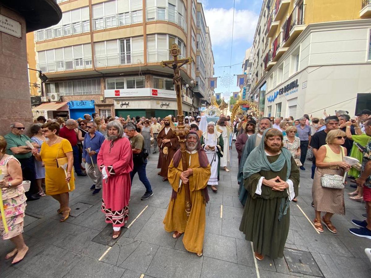 Los cantores por la Corredora precediendo a la cama mortuoria donde va la patrona de Elche