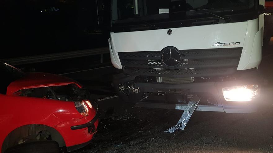 Colisión entre un coche y un camión en Arucas (06/12/22)