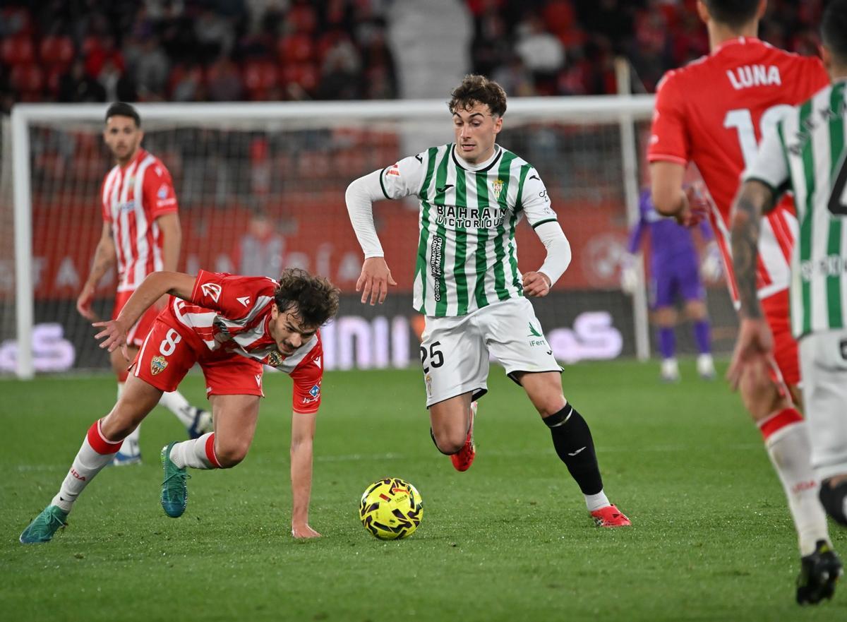 Mikel Goti, durante un lance del Almería-Córdoba CF.