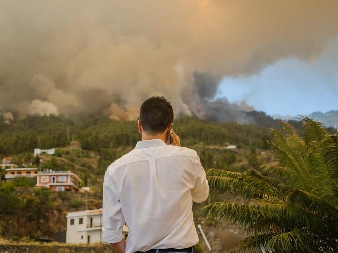 Héctor Gómez anuncia que hay dos hidroaviones en camino al incendio de La Palma para combatir el fuego.