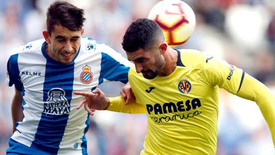 El central jugando contra el Espanyol.