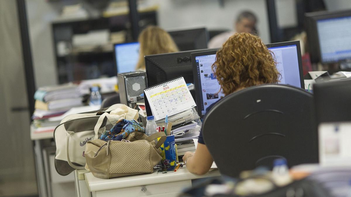 Empleada trabajando en una oficina, en una imagen de archivo.