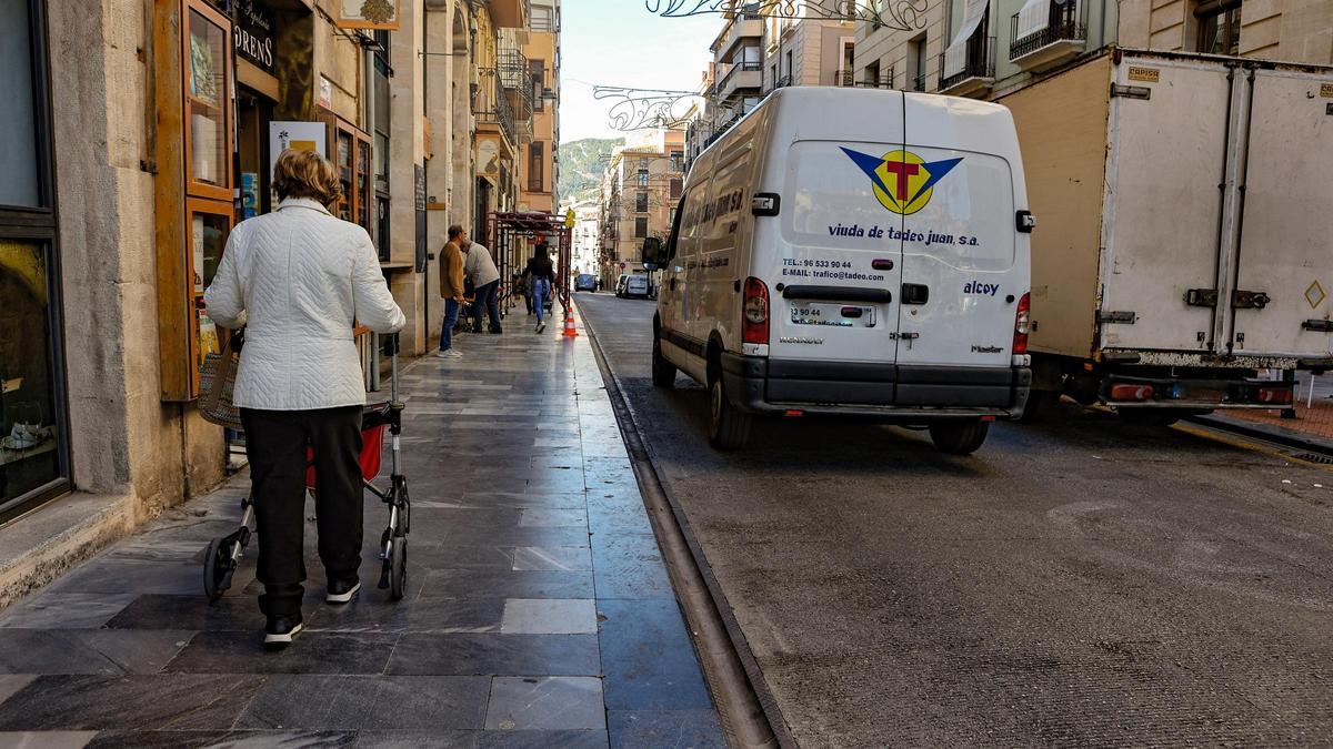 Tráfico en la calle Sant Llorenç de Alcoy tras derogarse la ordenanza de peatonalización.