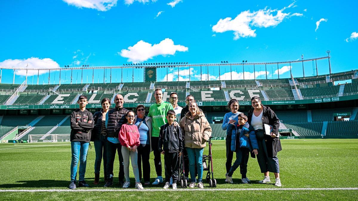 Carlos Clerc posa con los pacientes y familiares con enfermedades raras que han participado en la presentación