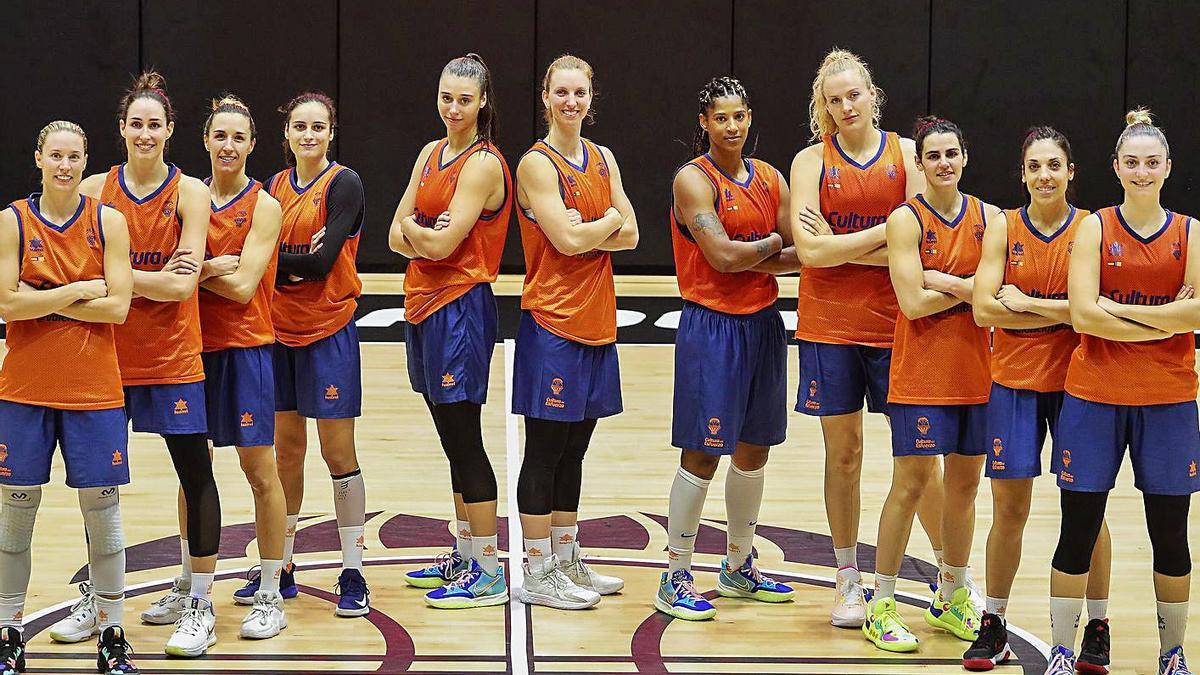 Las jugadoras de Valencia BC posan para la cámara en la previa de la gran final | FRANCISCO CALABUIG