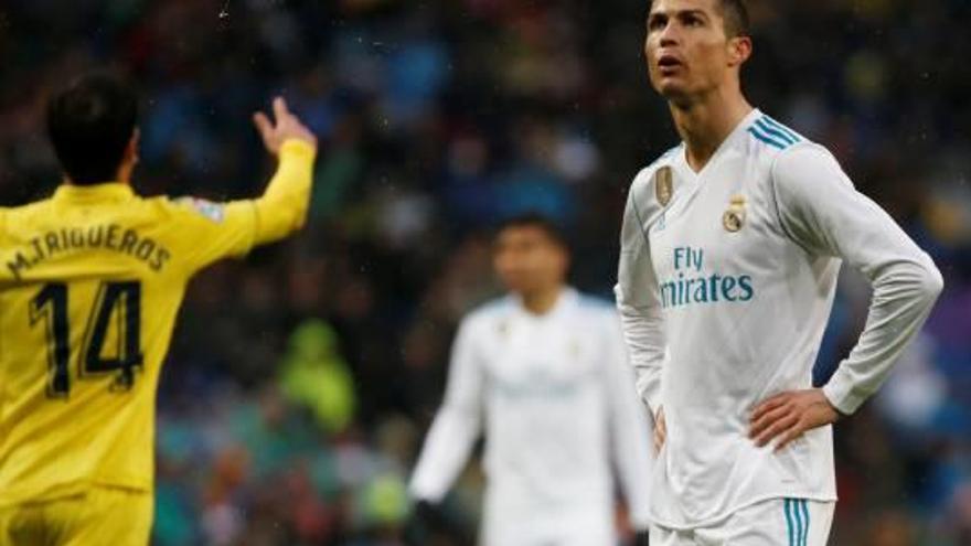 El delantero del Real Madrid Cristiano Ronaldo durante el partido de ayer en el Bernabéu junto al visitante Manu Trigueros.