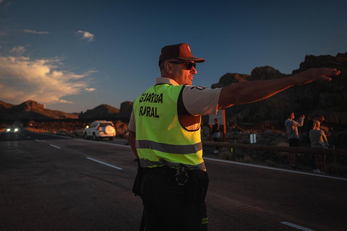 Un guarda rural durante un control en los espacios naturales protegidos de Tenerife.