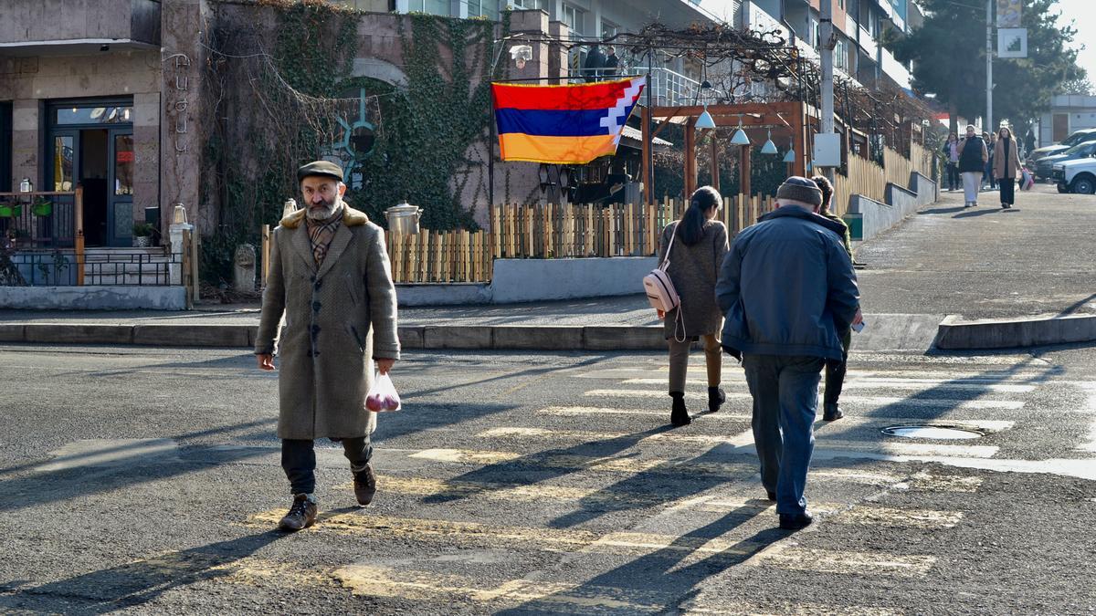 Personas en una calle de Stepanakert, capital de la autoproclamada república de Nagorno Karabaj.