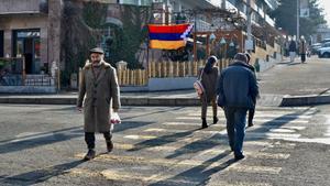 Archivo - Personas en una calle de Stepanakert, capital de la autoproclamada república de Nagorno Karabaj, región reintegrada en Azerbaiyán