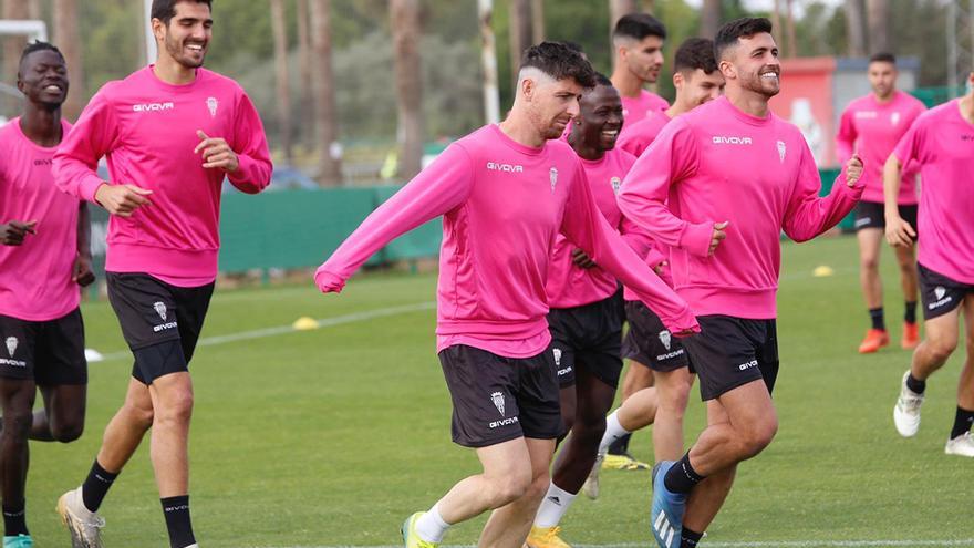 Javi Flores, en primer término, con un grupo de compañeros del Córdoba CF durante el entrenamiento de hoy en la Ciudad Deportiva.