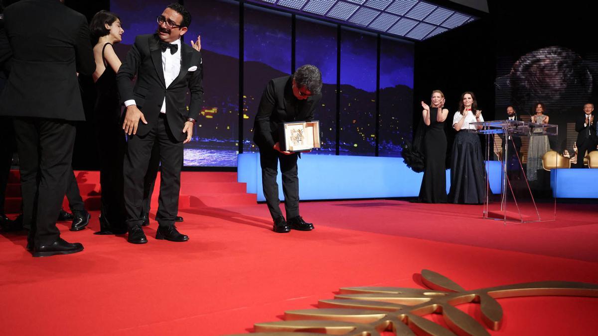 El director, guionista y productor iraní Jafar Panahi celebra tras ganar la Palma de Oro por la película Un simple accidente.