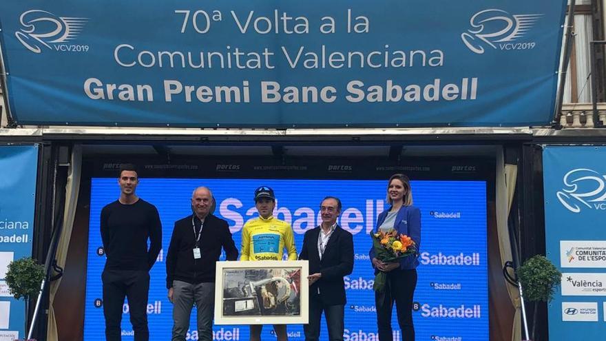 Ion Izagirre, con el maillot de ganador de la Volta a la Comunitat Valenciana