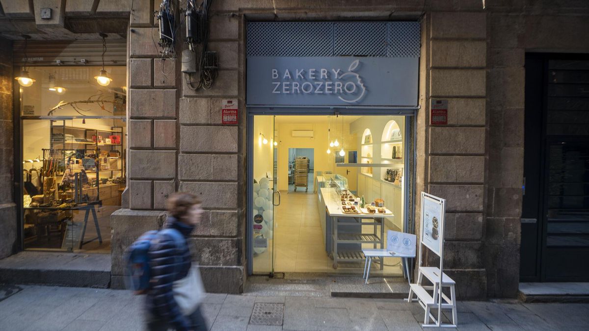 La reposteria Bakery ZeroZero en el número 10 de la calle de les Semoleres, uno de los locales que ha comprado el Ajuntament para reactivar el comercio de barrio. Fotografía de Jordi Cotrina