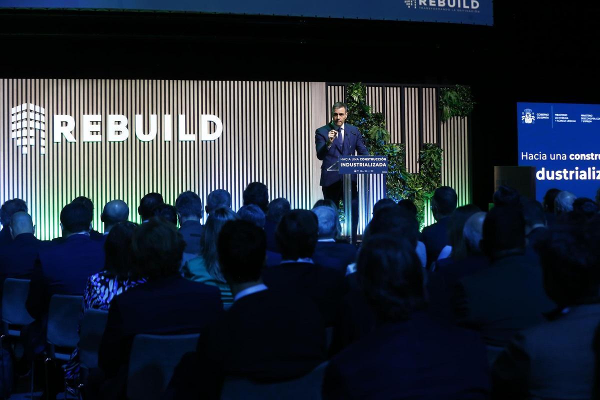 El presidente Pedro Sánchez durante la presentación del PERTE de la vivienda este jueves en la feria Rebuild
