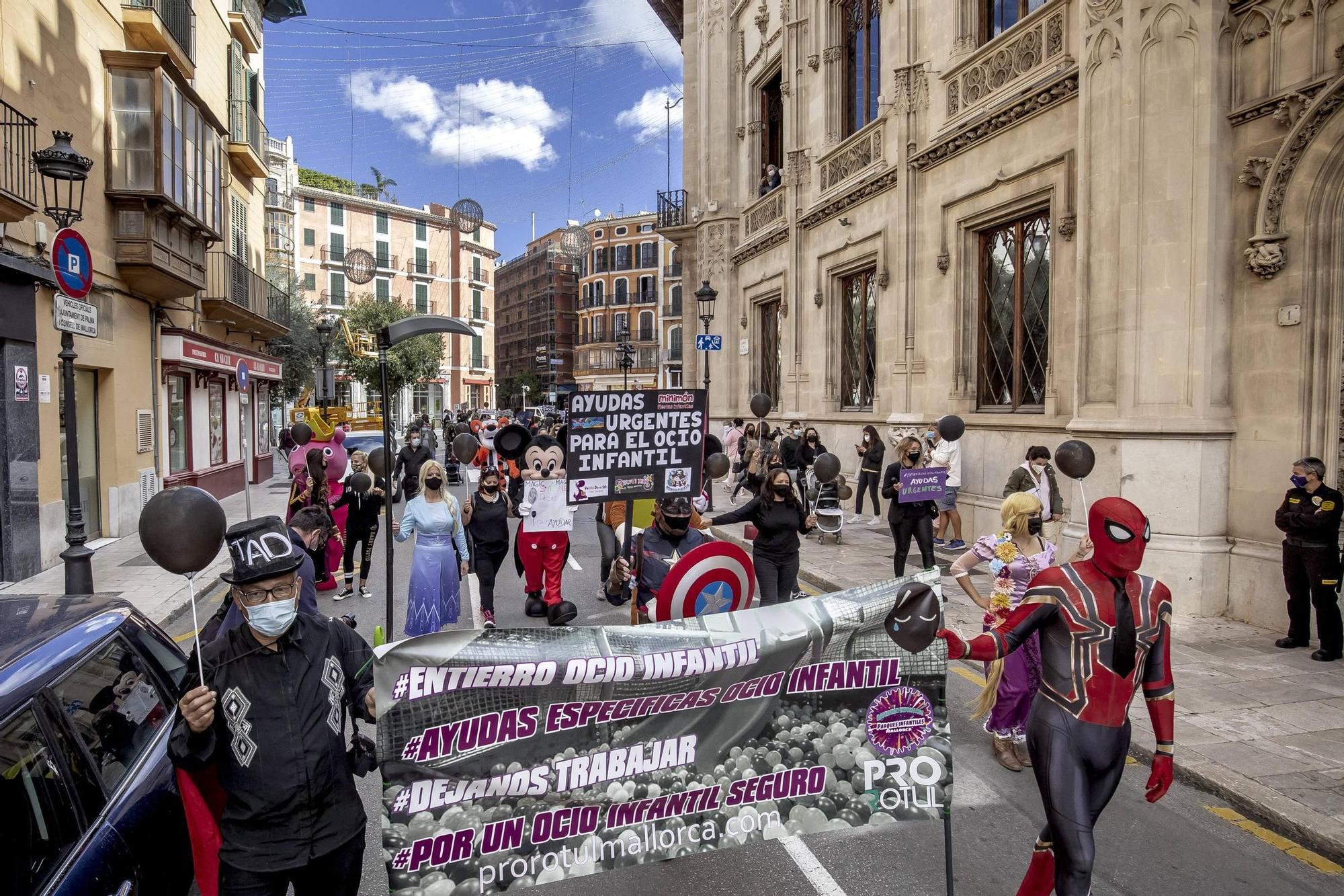 Carnaval de protesta por el centro de Palma para reclamar la reapertura de los parques infantiles