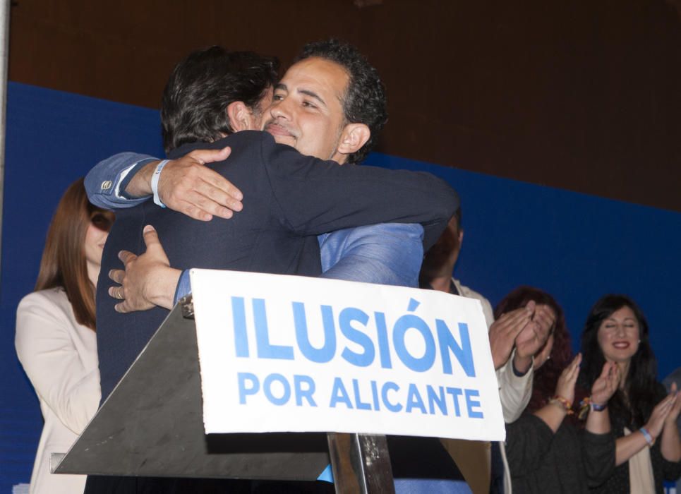 Reúne a más de 500 personas en la presentación de su candidatura.