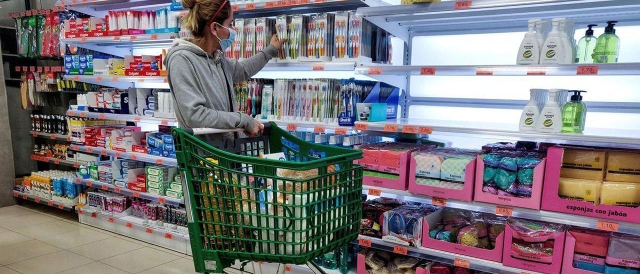 Una mujer hace la compra en un supermercado.